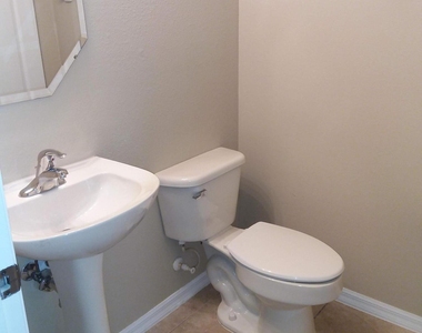 2410 Se Union Park Drive - Photo Thumbnail 9