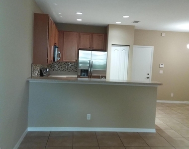 2410 Se Union Park Drive - Photo Thumbnail 4