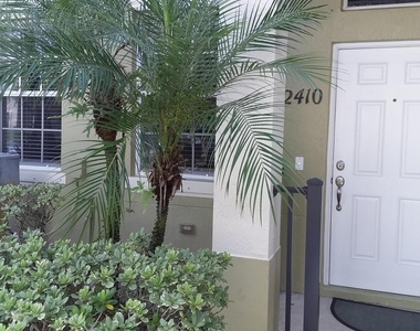 2410 Se Union Park Drive - Photo Thumbnail 1