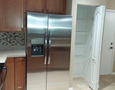2410 Se Union Park Drive - Photo Thumbnail 6