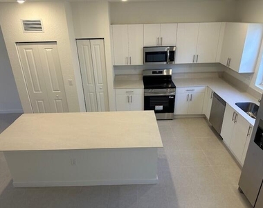 1154 Se 2 Street - Photo Thumbnail 5