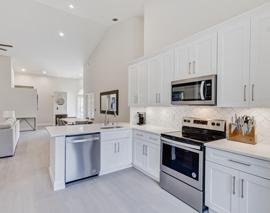 802 Sabal Palm Lane - Photo Thumbnail 9