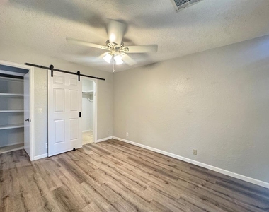 905 Rambling Oaks Drive - Photo Thumbnail 12