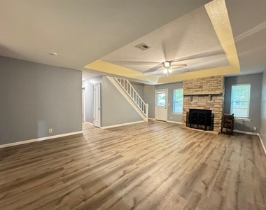 905 Rambling Oaks Drive - Photo Thumbnail 2