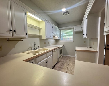 905 Rambling Oaks Drive - Photo Thumbnail 7