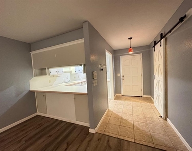 905 Rambling Oaks Drive - Photo Thumbnail 5