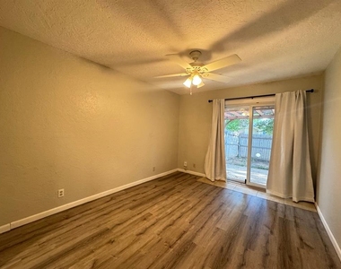 905 Rambling Oaks Drive - Photo Thumbnail 11