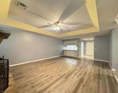 905 Rambling Oaks Drive - Photo Thumbnail 4