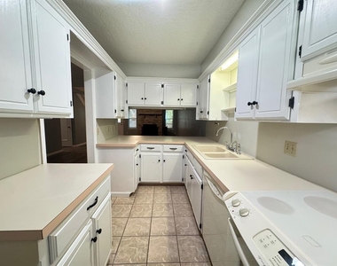 905 Rambling Oaks Drive - Photo Thumbnail 9