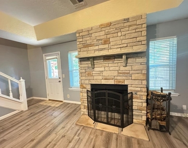 905 Rambling Oaks Drive - Photo Thumbnail 3