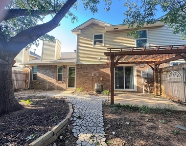 905 Rambling Oaks Drive - Photo Thumbnail 18