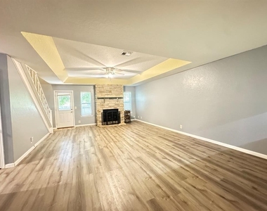 905 Rambling Oaks Drive - Photo Thumbnail 1