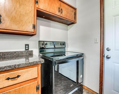 1800 Melrose Drive - Photo Thumbnail 14