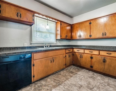 1800 Melrose Drive - Photo Thumbnail 16