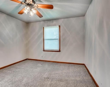 1800 Melrose Drive - Photo Thumbnail 4