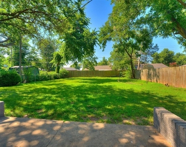 1800 Melrose Drive - Photo Thumbnail 2