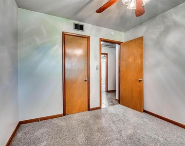 1800 Melrose Drive - Photo Thumbnail 12