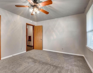 1800 Melrose Drive - Photo Thumbnail 8