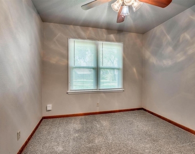 1800 Melrose Drive - Photo Thumbnail 7