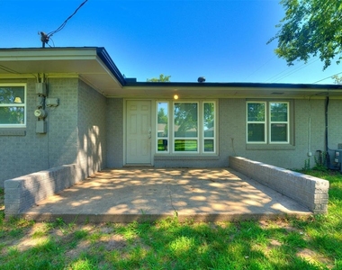 1800 Melrose Drive - Photo Thumbnail 1