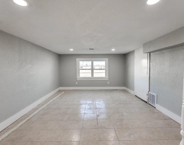 228 W Fairchild - Photo Thumbnail 7