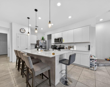 1033 Grove Park Circle - Photo Thumbnail 6