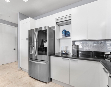 2640 Lake Shore Drive - Photo Thumbnail 11