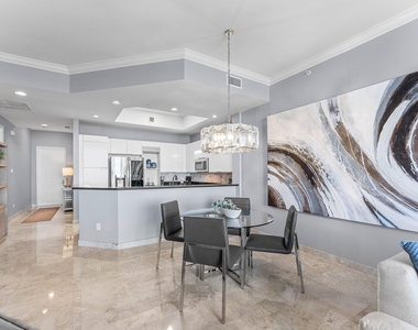 2640 Lake Shore Drive - Photo Thumbnail 8