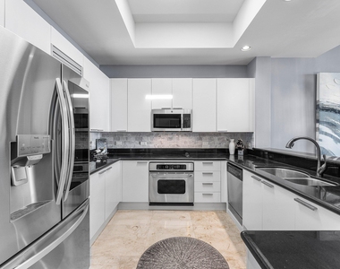 2640 Lake Shore Drive - Photo Thumbnail 10