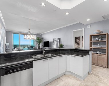 2640 Lake Shore Drive - Photo Thumbnail 12