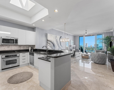 2640 Lake Shore Drive - Photo Thumbnail 1