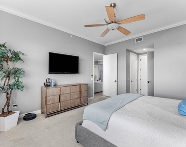 2640 Lake Shore Drive - Photo Thumbnail 16