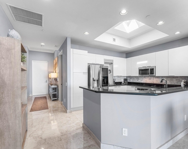2640 Lake Shore Drive - Photo Thumbnail 9