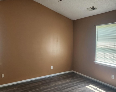 2411 Celosia Drive - Photo Thumbnail 6