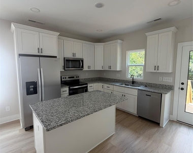 212 N Yadkin Avenue - Photo Thumbnail 7