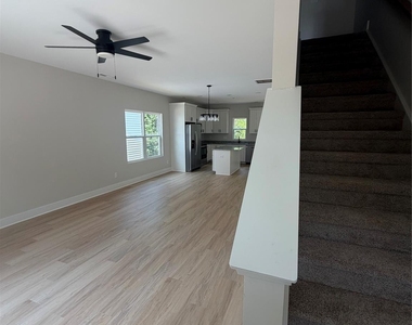 212 N Yadkin Avenue - Photo Thumbnail 4