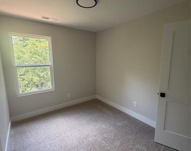 212 N Yadkin Avenue - Photo Thumbnail 15