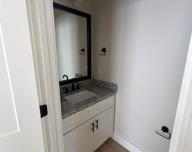 212 N Yadkin Avenue - Photo Thumbnail 10
