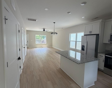 212 N Yadkin Avenue - Photo Thumbnail 6
