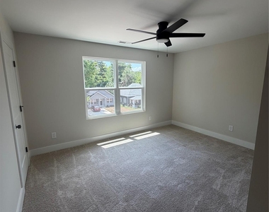 212 N Yadkin Avenue - Photo Thumbnail 12
