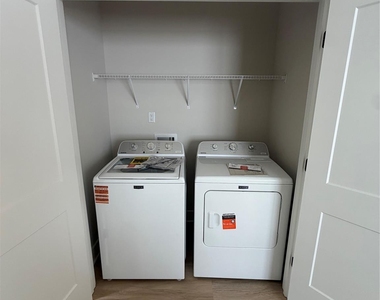 212 N Yadkin Avenue - Photo Thumbnail 9