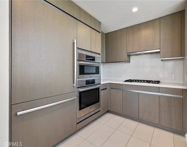 889 Francisco Street - Photo Thumbnail 13