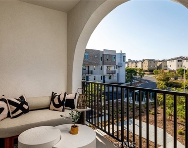 1587 W Vista Way - Photo Thumbnail 8