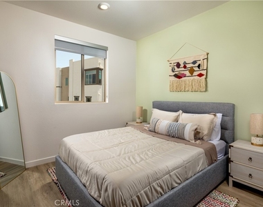 1579 W Vista Way - Photo Thumbnail 11