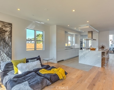 947 4th Street - Photo Thumbnail 5