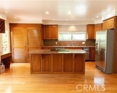 2225 Via Alamitos - Photo Thumbnail 9