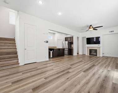 1418 Pershing Road - Photo Thumbnail 7