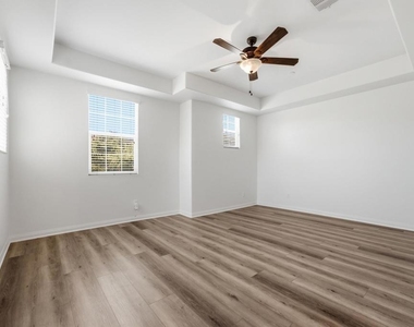 1418 Pershing Road - Photo Thumbnail 10