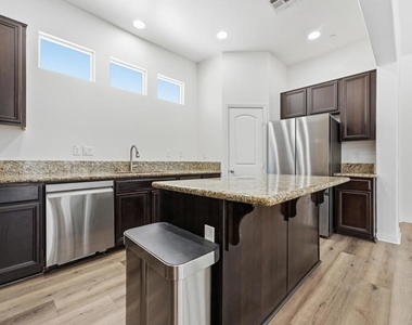 1418 Pershing Road - Photo Thumbnail 3