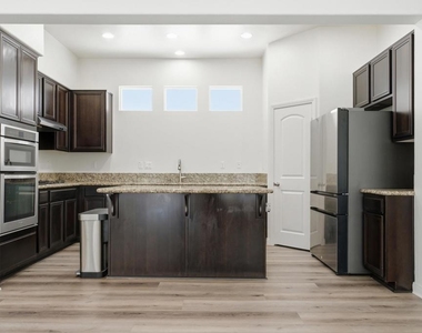 1418 Pershing Road - Photo Thumbnail 4